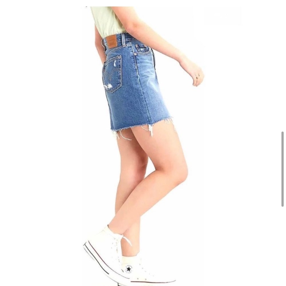 NWT! Levi's High Rise Iconic Deconstructed Skirt Mid Wash Distressed - Picture 2 of 12